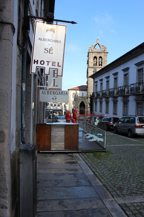Segnaletica di un albergo con la scritta 'Albergaria da Sé' e 'Hotel', che indica la denominazione della struttura.