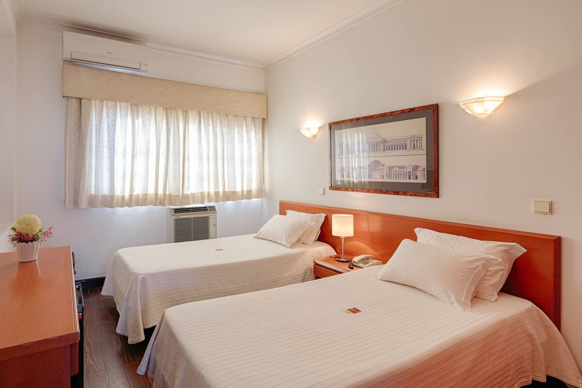 Minibar, desk, soundproofing, WiFi (free)