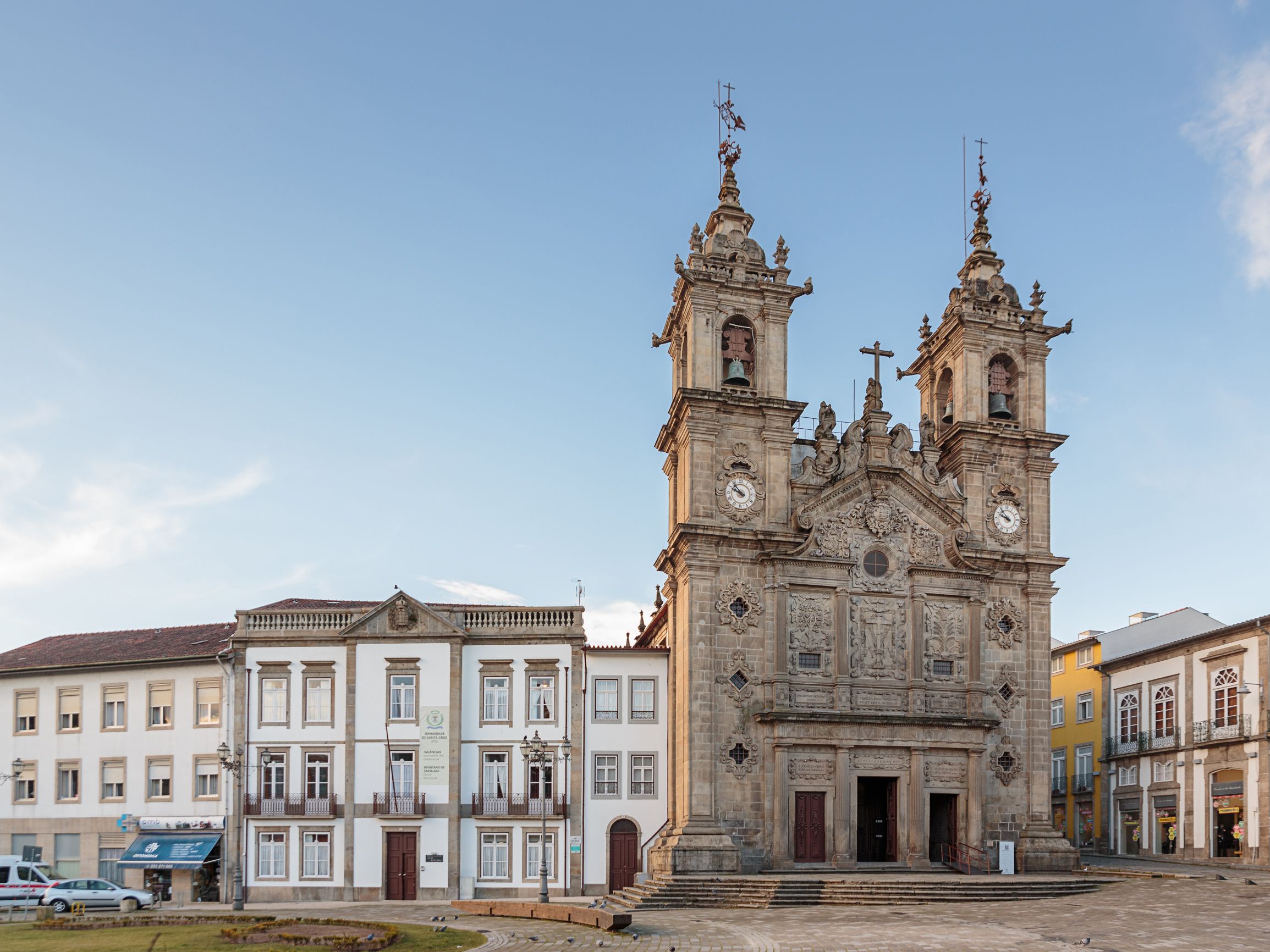 Una iglesia histórica con dos torres de campanario y una fachada central con intrincados adornos.