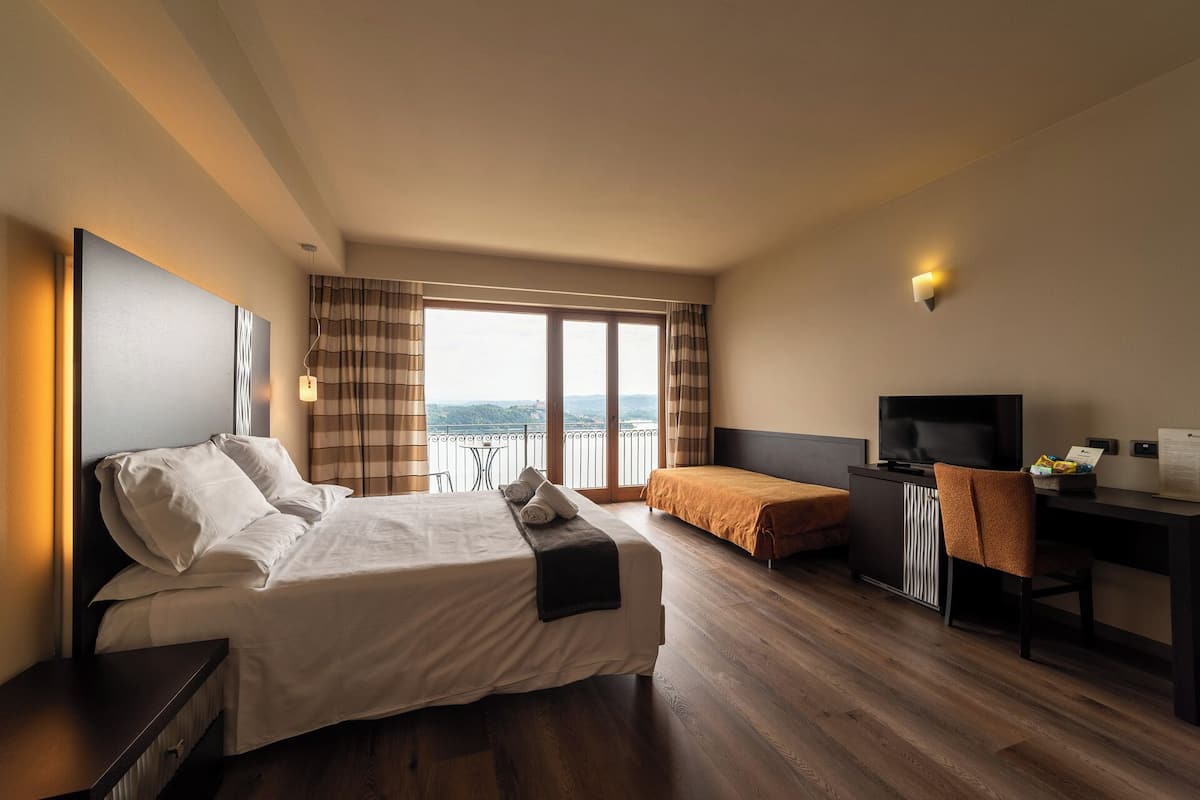 Kamar Double atau Twin Superior | Seprai premium, selimut bulu angsa, minibar, dan brankas