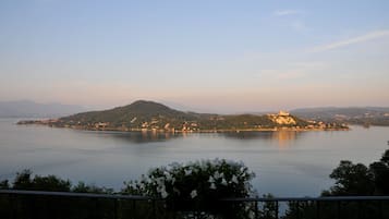 Un lago con una montaña y edificios al fondo.