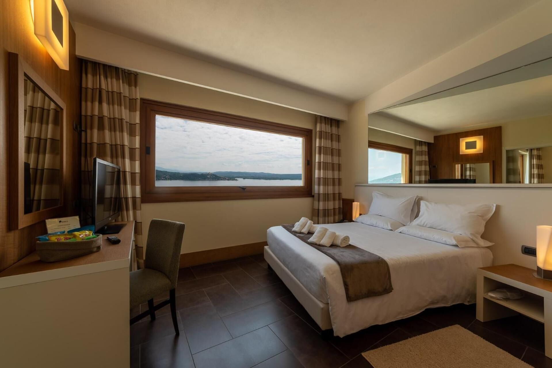 1 bedroom, premium bedding, down duvets, minibar