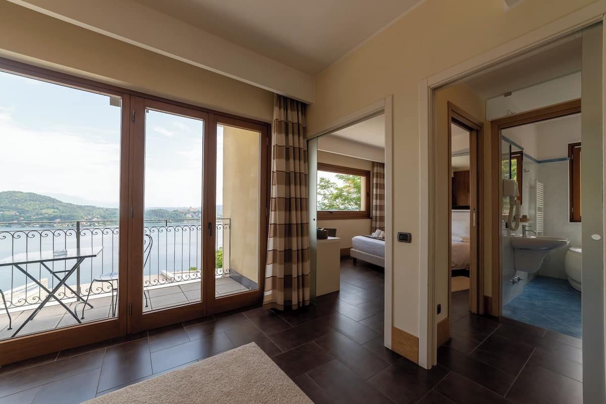 Suite Luxury, 1 camera da letto, vista lago | Area soggiorno | TV LED 50 pollici con canali digitali, Netflix, film in prima visione