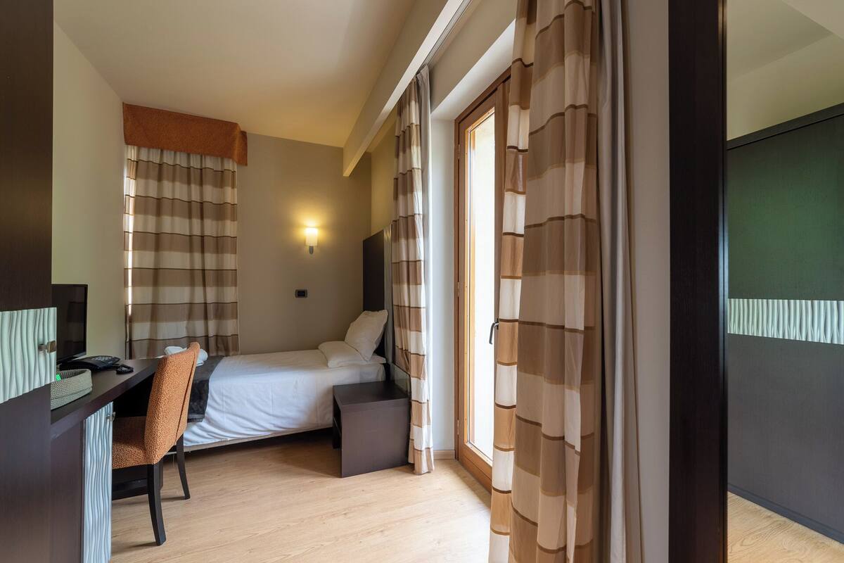 Seprai premium, selimut bulu angsa, minibar, dan brankas