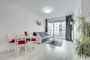 Huoneisto, 1 makuuhuone, parveke (for 4 people - Street: Chmielna 70) | Olohuone | 39–tuumainen LCD-televisio, jossa kaapelikanavat