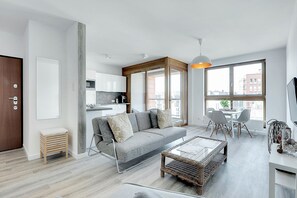 Appartamento Superior, balcone (4 adults) | Area soggiorno | TV LCD 39 pollici con canali via cavo, TV, lettore DVD