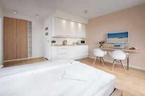 Deluxe-studio, parveke, jokinäköala (with parking - 150B) | Olohuone | 39–tuumainen LCD-televisio, jossa kaapelikanavat
