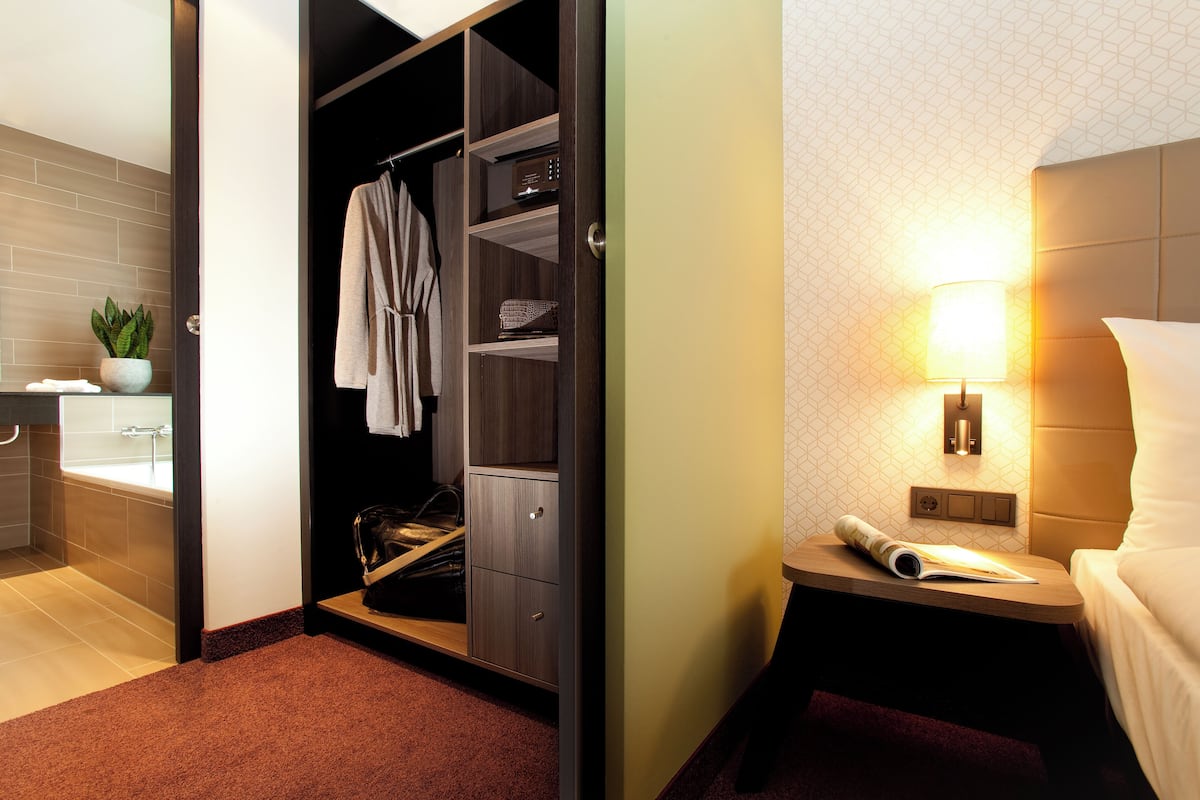 1 bedroom, hypo-allergenic bedding, minibar, in-room safe