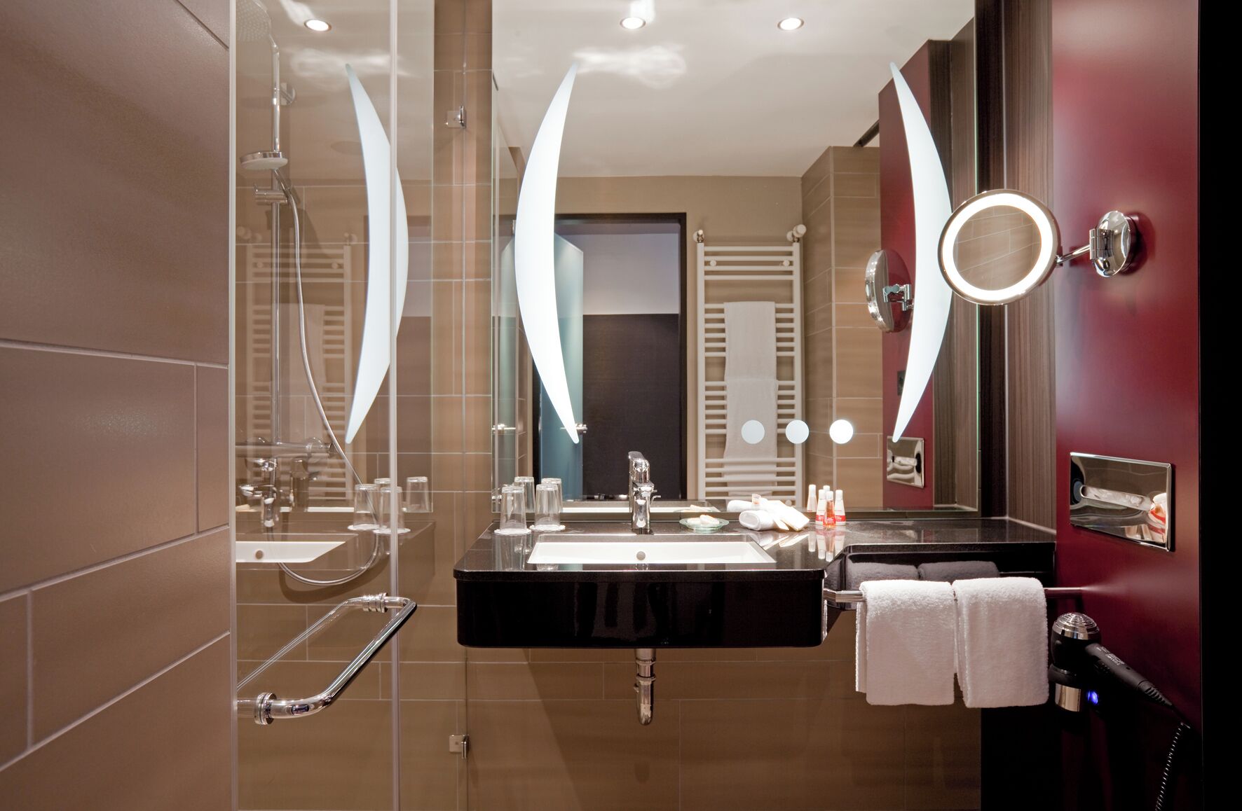 shower, hydromassage showerhead, free toiletries, hair dryer