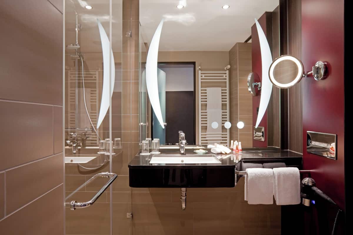 shower, hydromassage showerhead, free toiletries, hair dryer