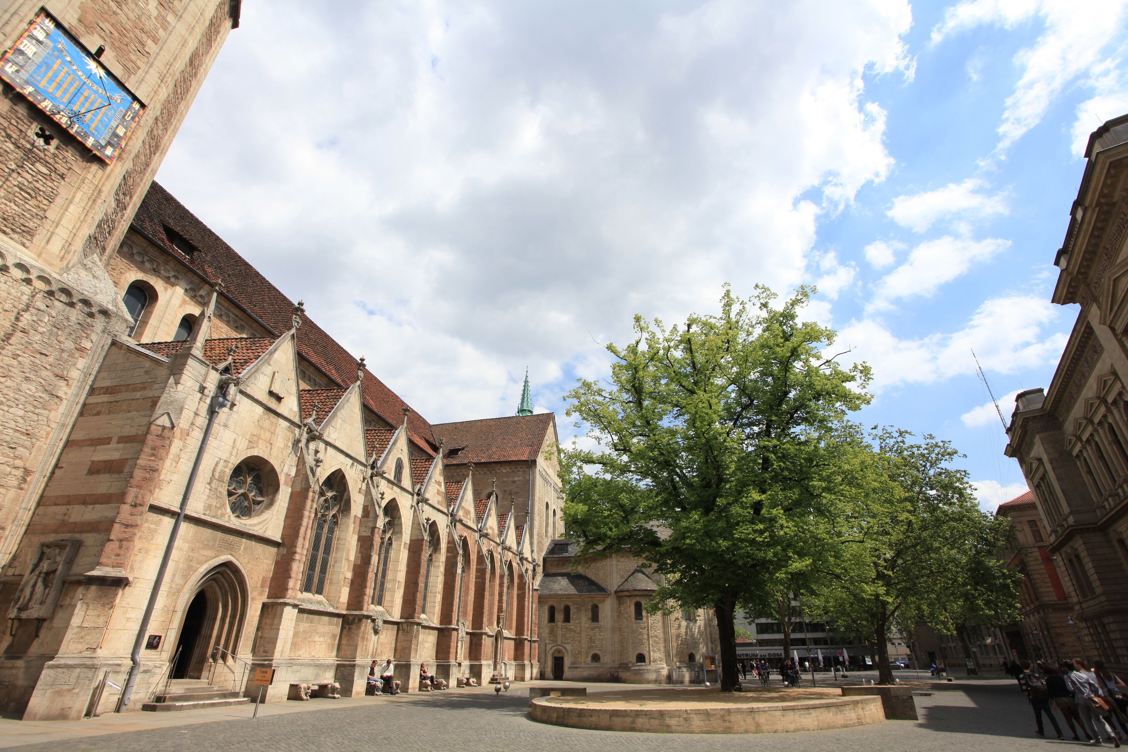 Ein historisches Gebäude mit Bogenfenstern und einem zentralen Innenhof.