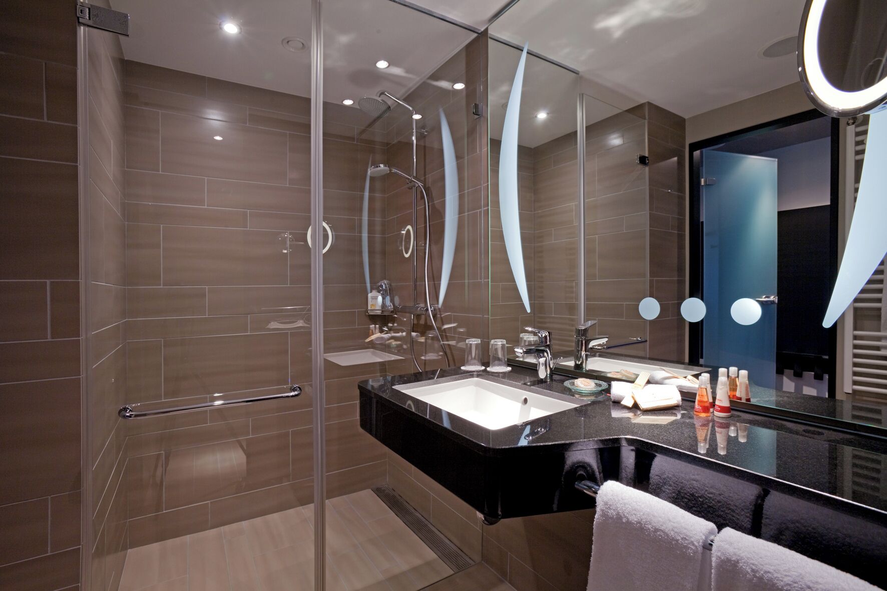 Shower, hydromassage showerhead, free toiletries, hair dryer