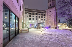 숙박 시설 정면 - 저녁/밤