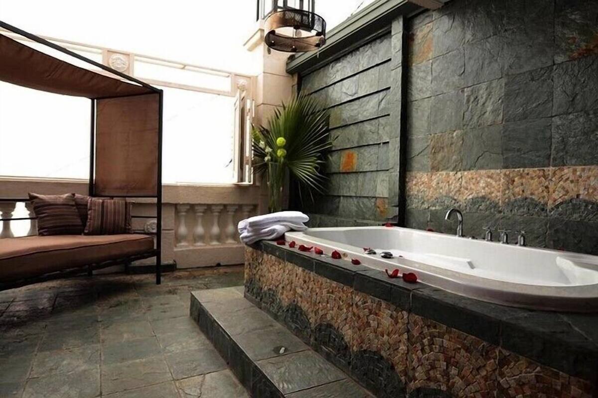 Design Double Room, 1 King Bed, Ocean View | Jetted bathtub