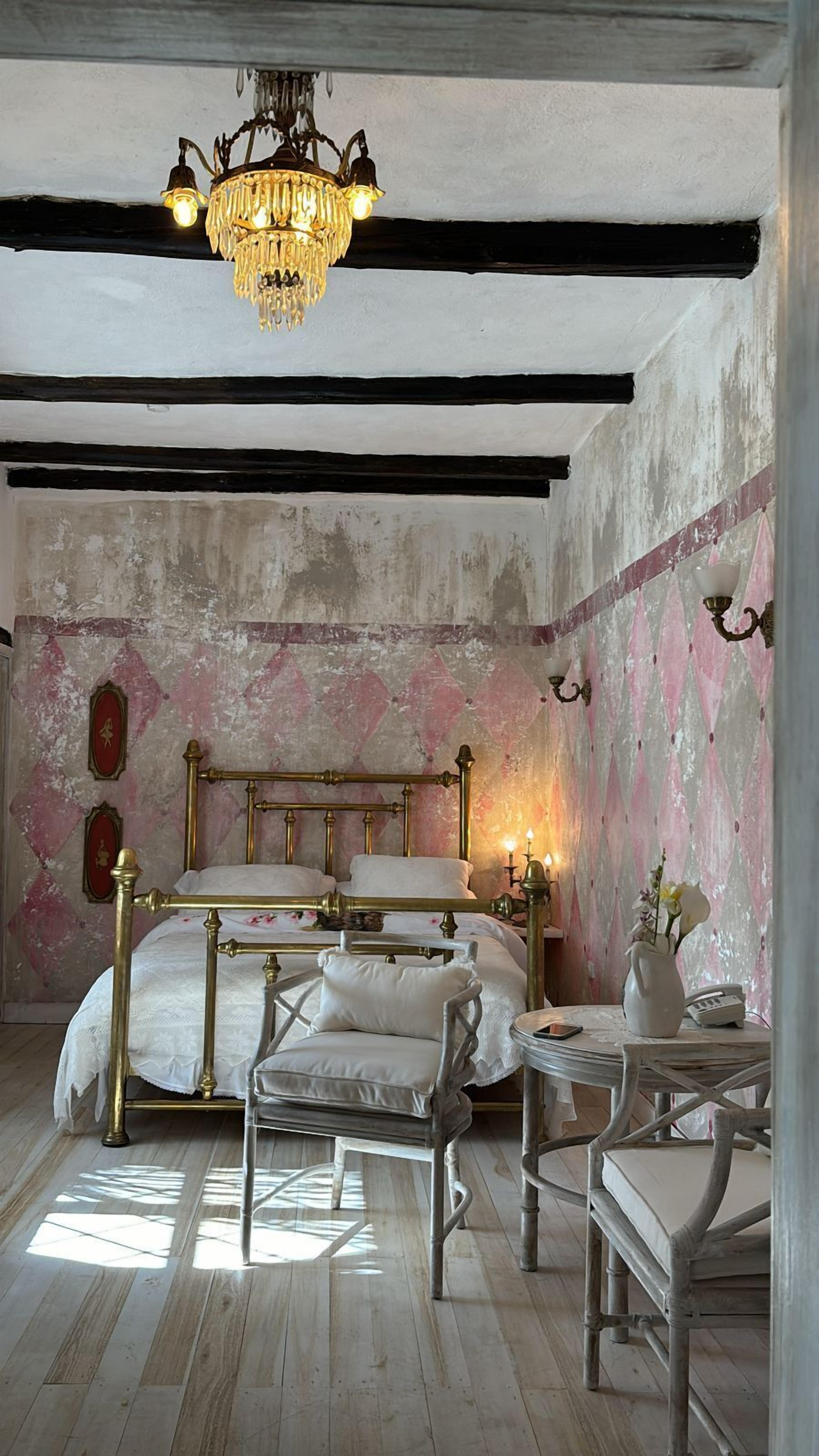 10 bedrooms, Egyptian cotton sheets, premium bedding, down duvets