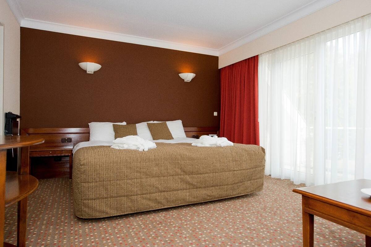 In-room safe, desk, cots/infant beds, free WiFi