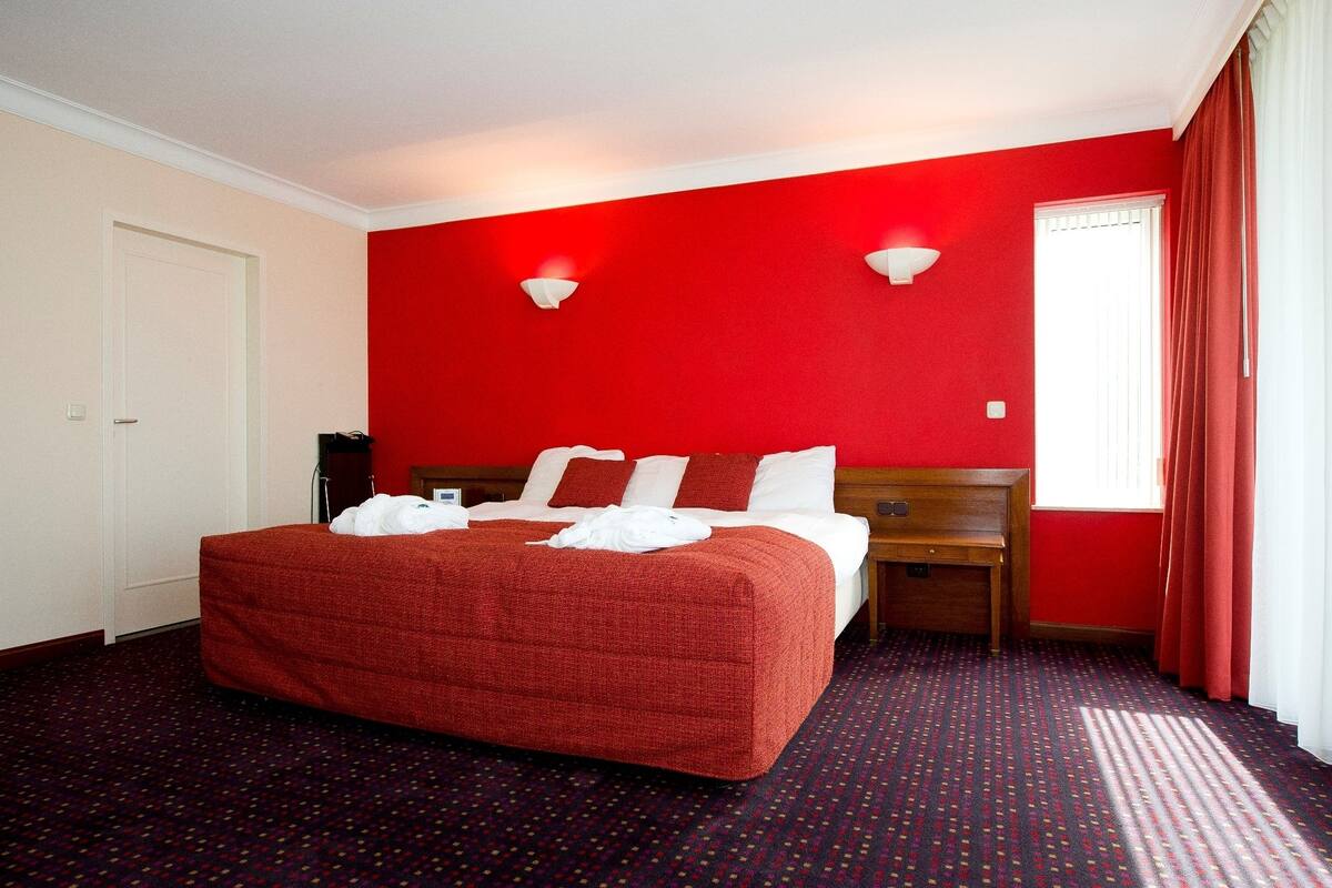In-room safe, desk, cots/infant beds, free WiFi