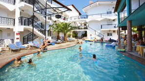 Alberca al aire libre y camastros 