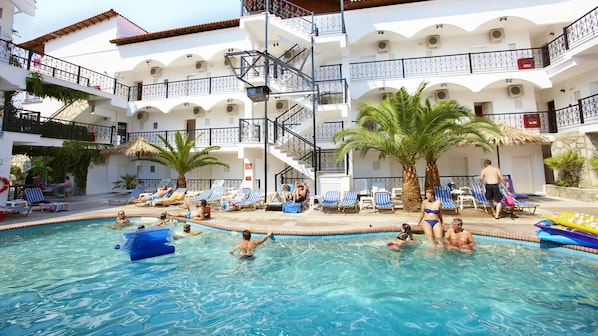 Piscina externa, espreguiçadeiras