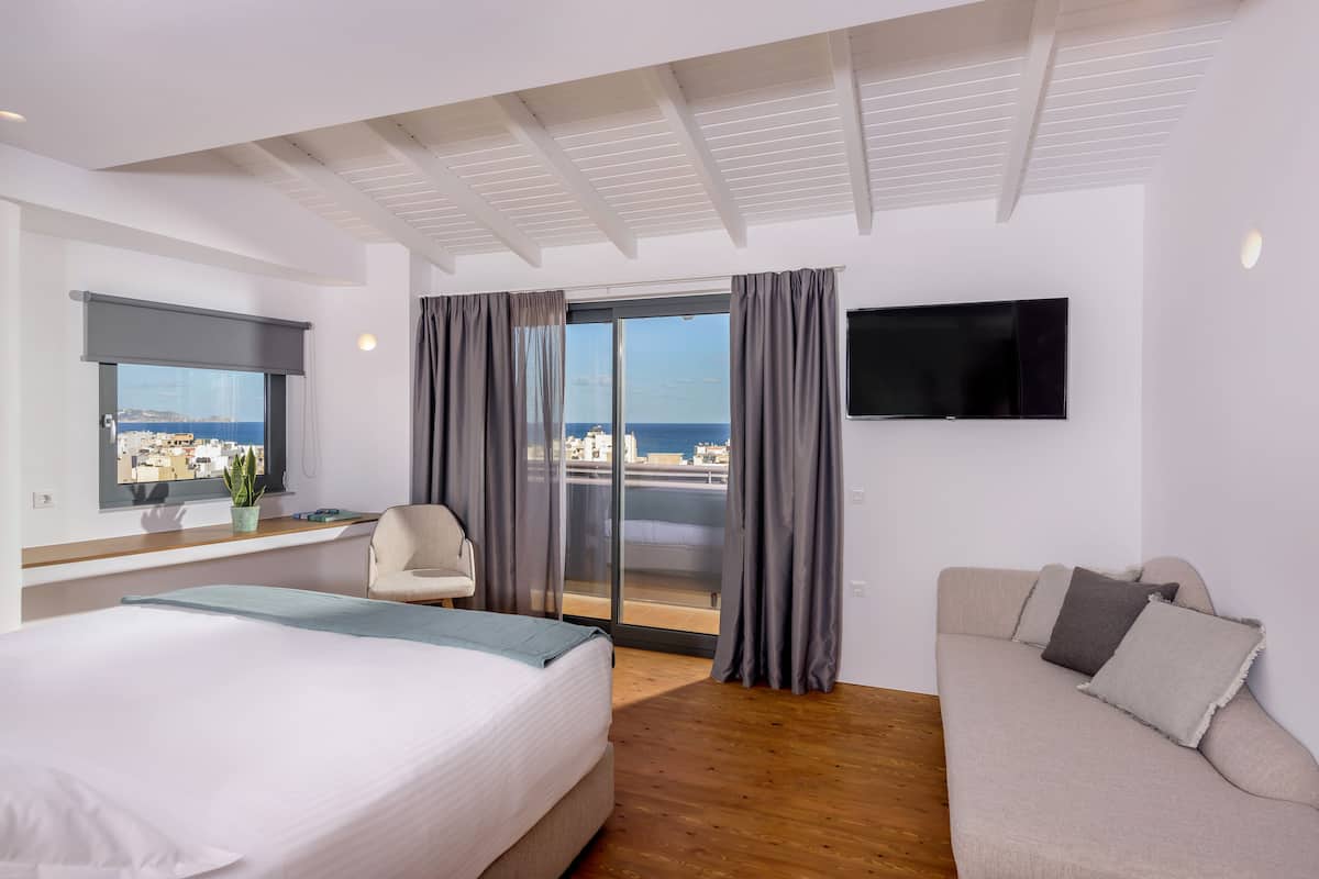 Junior studio suite, uitzicht op zee | Een bureau, een strijkplank/strijkijzer, gratis wifi, beddengoed