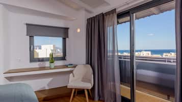 Suite monolocale Junior, vista mare | Una scrivania, ferro/asse da stiro, Wi-Fi gratuito, lenzuola
