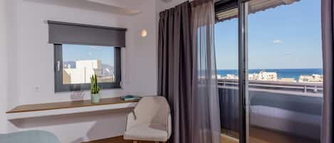 Suite estudio junior, vistas al mar | Escritorio, tabla de planchar con plancha, wifi gratis y ropa de cama