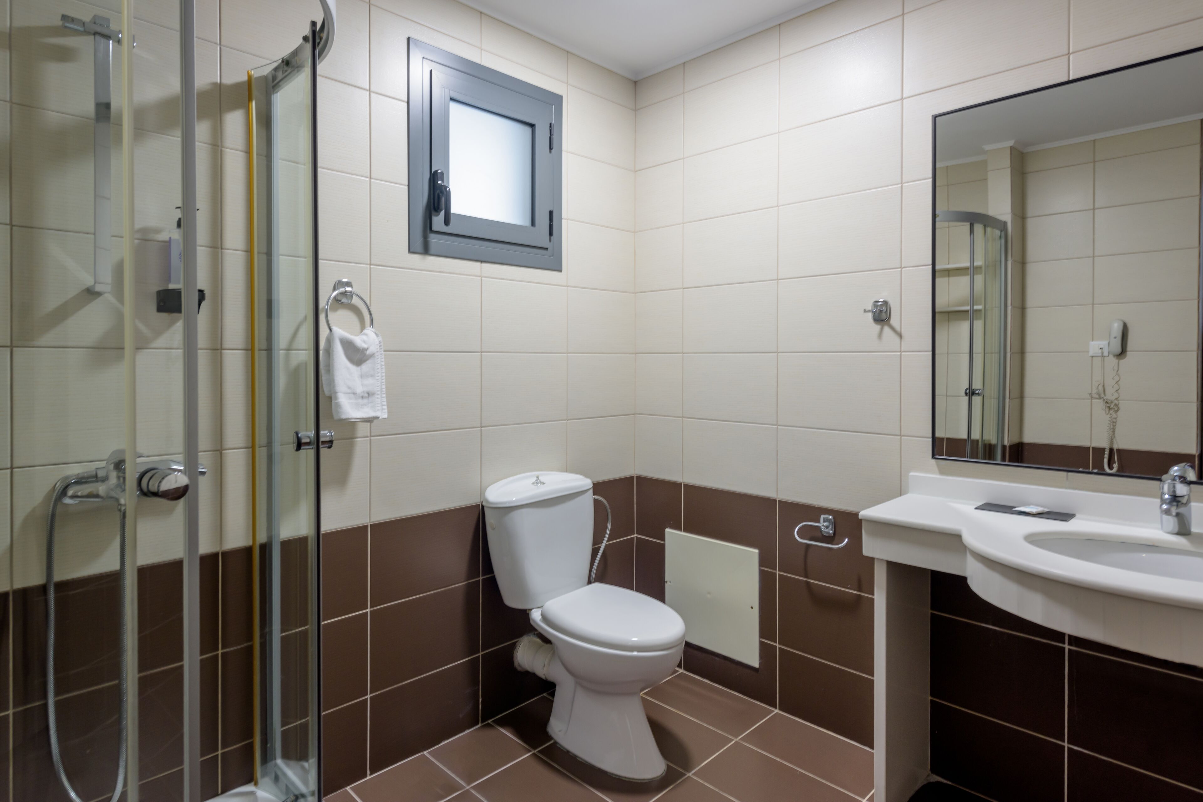 Ein Badezimmer mit Toilette, Waschbecken und Dusche.