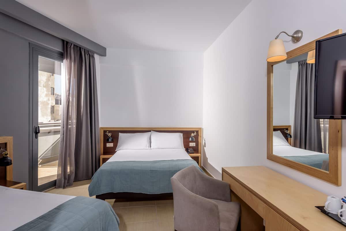 Driepersoonskamer | Een bureau, een strijkplank/strijkijzer, gratis wifi, beddengoed