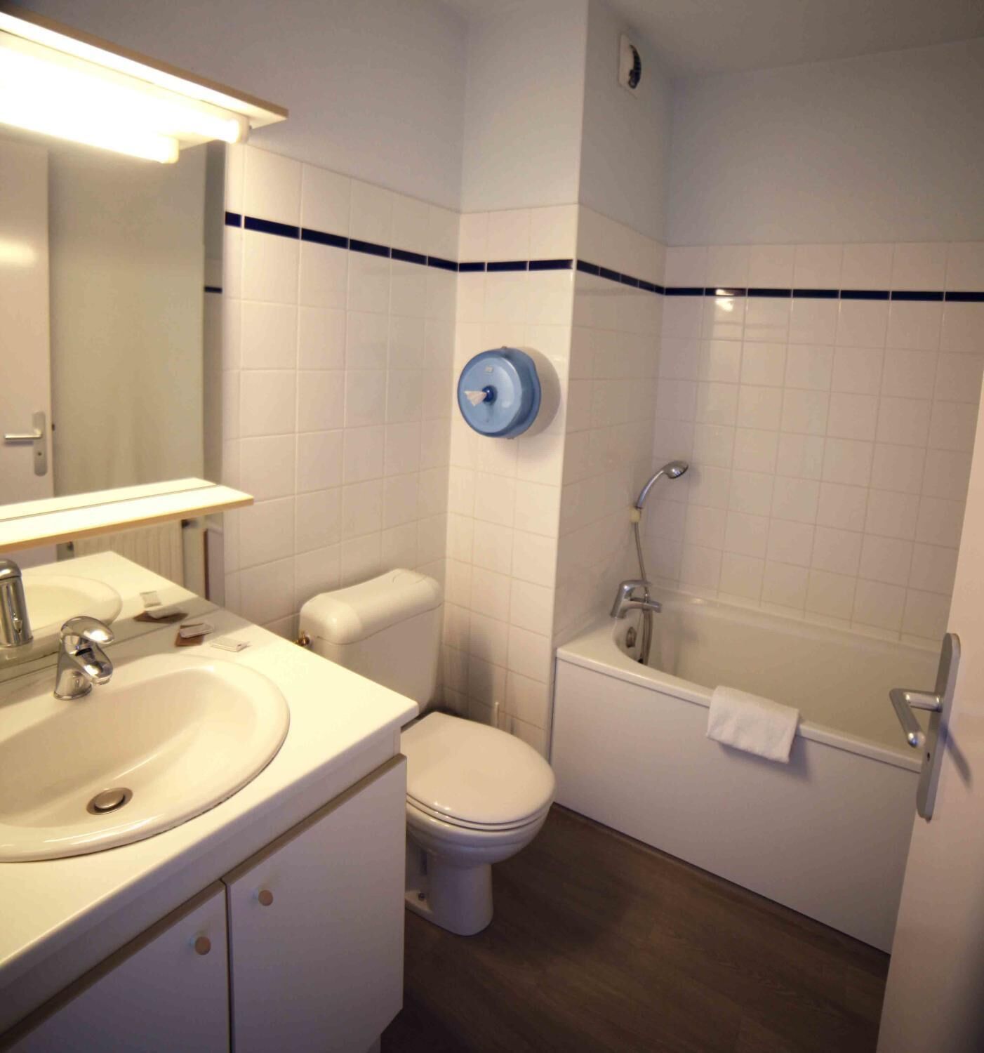 rainfall showerhead, free toiletries, hair dryer, towels