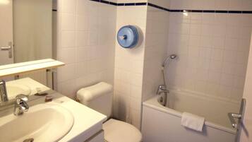 Een regendouche, gratis toiletartikelen, een haardroger, handdoeken