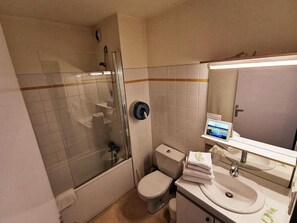 Douche à « effet pluie », articles de toilette gratuits, sèche-cheveux