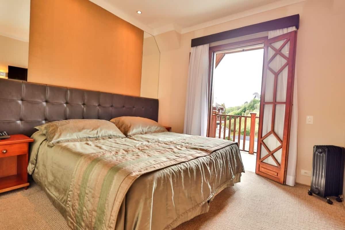 In-room safe, blackout curtains, free WiFi, bed sheets