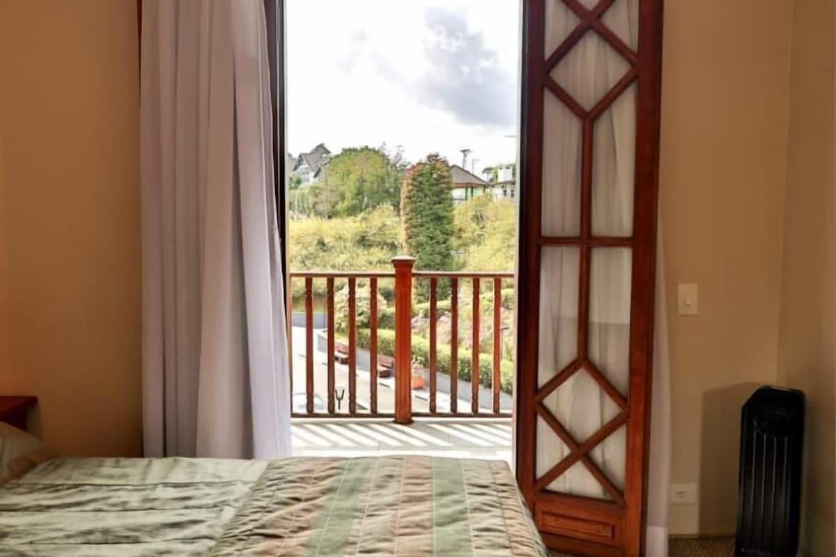 In-room safe, blackout curtains, free WiFi, bed sheets
