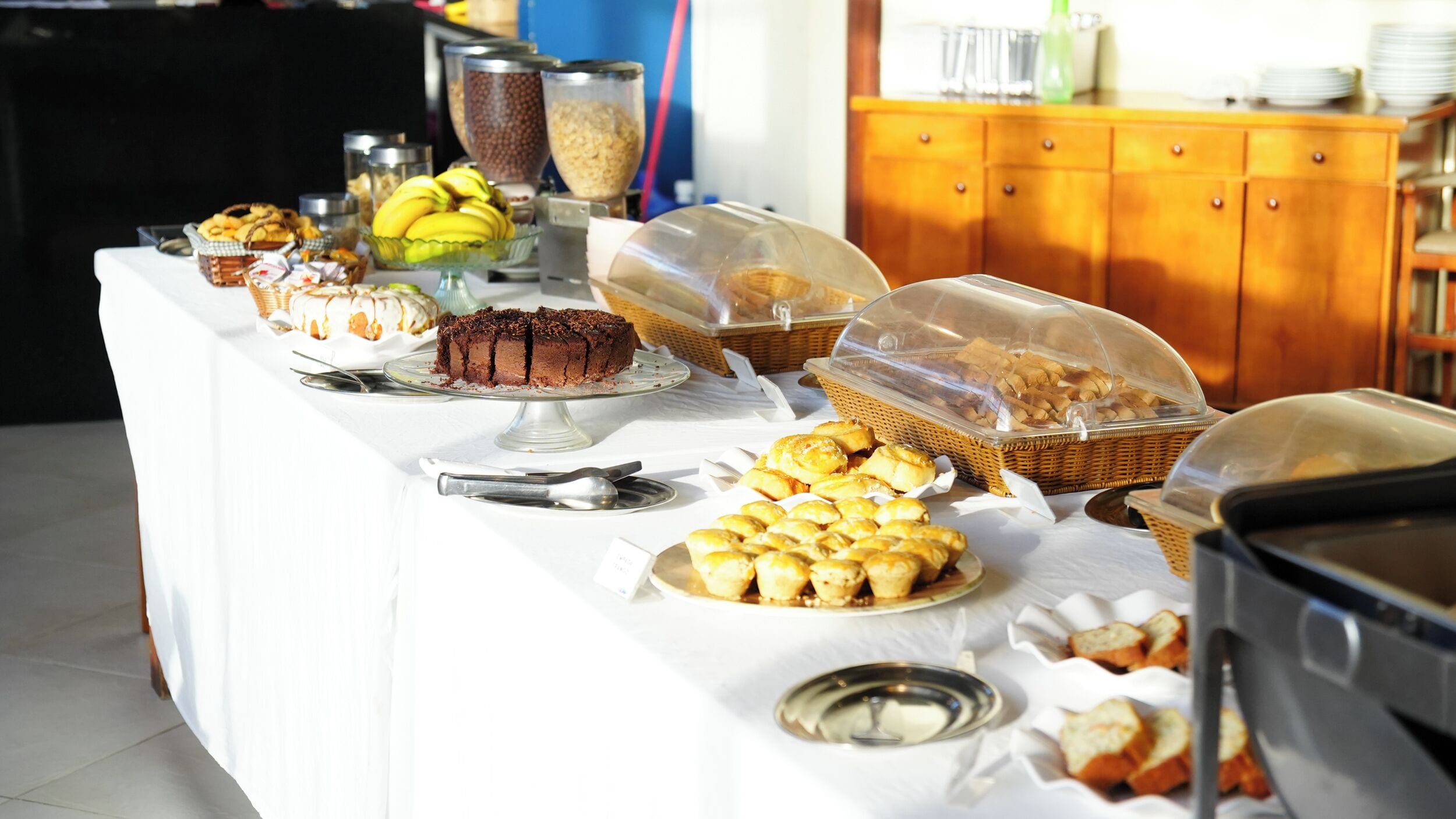 breakfast, lunch, dinner served; sea views