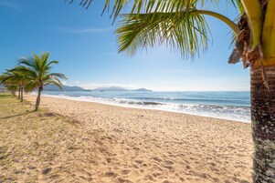 靠近海滩、钓鱼