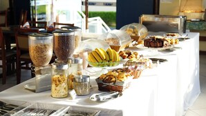 Una mesa de buffet con diversos alimentos y recipientes.
