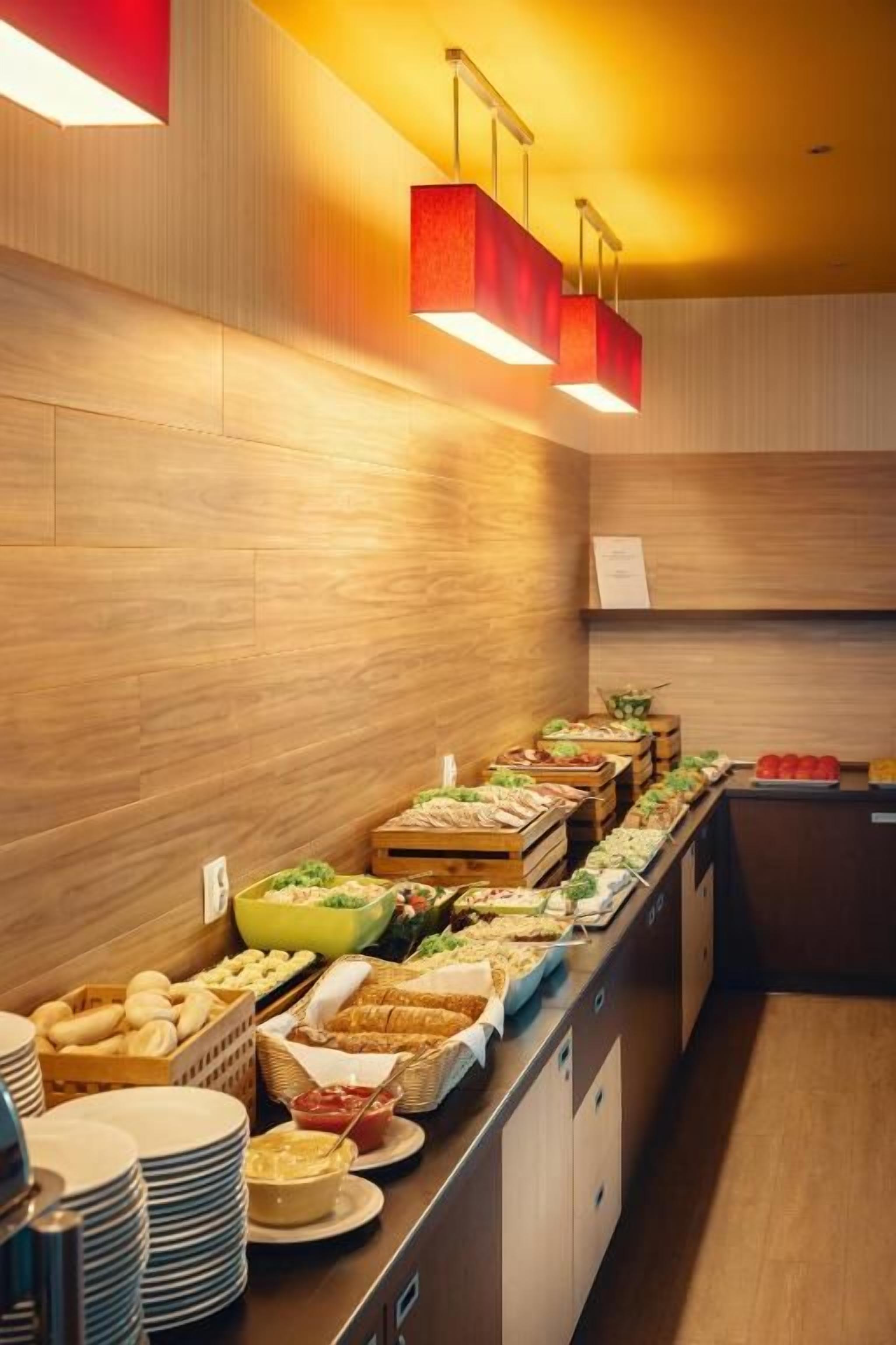 Ein reichhaltiges Buffet mit Speisen und einer Holzwand.