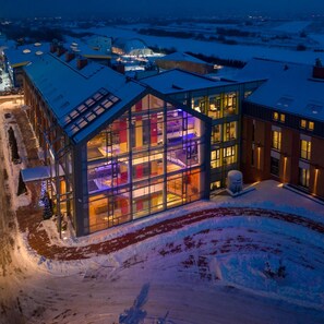 A modern building with large glass windows and a covered outdoor area. - Słoneczny Zdrój Medical Spa & Wellness (Busko-Zdroj)