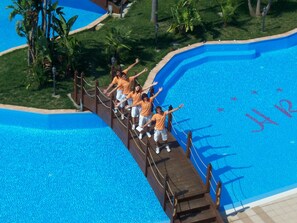 Piscina a l'aire lliure de temporada, para-sols i gandules 