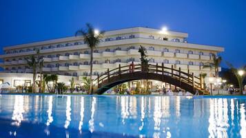 Seasonal outdoor pool, pool umbrellas, sun loungers