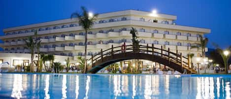 Seasonal outdoor pool, pool umbrellas, sun loungers