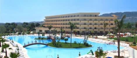 季節限定屋外プール、プール パラソル、サンラウンジャー