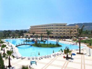 Piscina a l'aire lliure de temporada, para-sols i gandules 