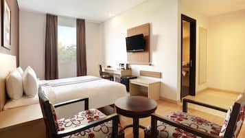 Executive Room | Down comforters, memory foam beds, minibar, in-room safe