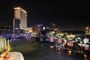 Se sirven desayunos y almuerzos, restaurante con mesas al aire libre 