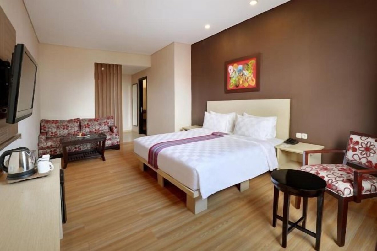 Down duvets, memory-foam beds, minibar, in-room safe