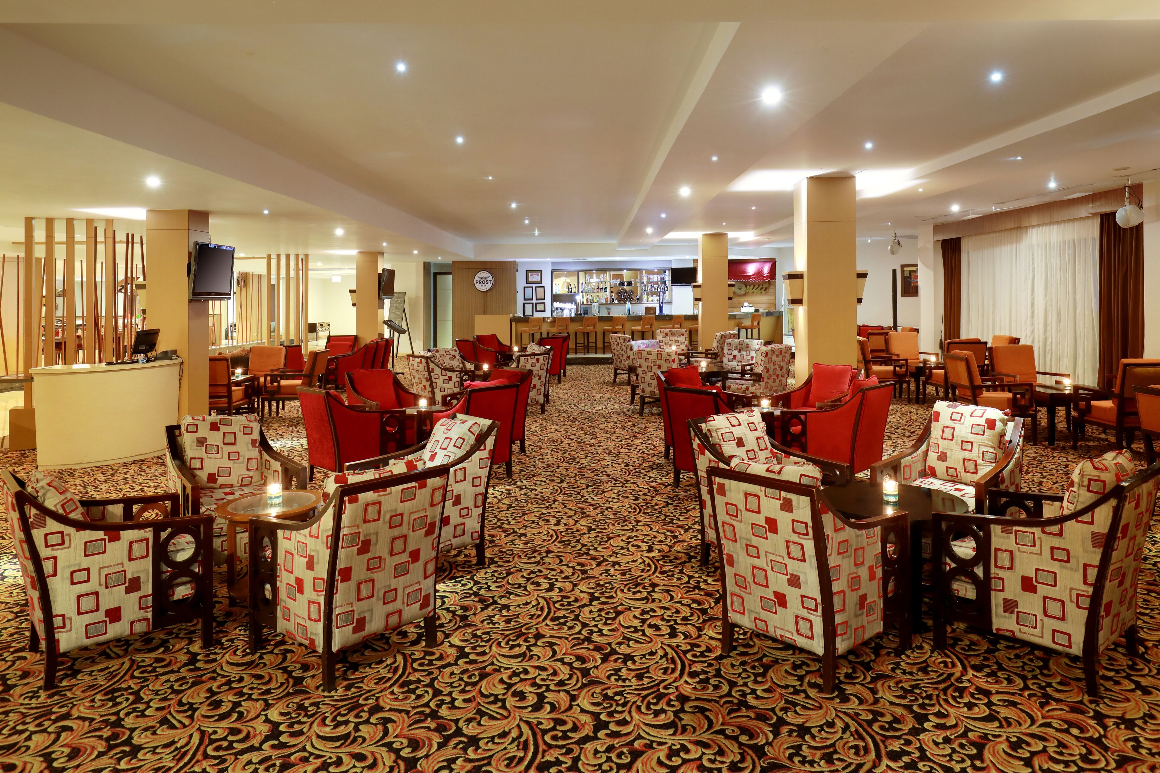 Se sirven desayunos y almuerzos, restaurante con mesas al aire libre 