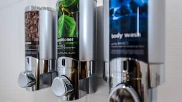 Une rangée de distributeurs de produits de toilette, chacun contenant un produit différent.
