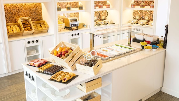 Mostrador de panadería con diversas opciones de panadería y productos para el desayuno.