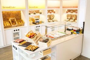 Une vitrine de boulangerie présentant diverses pâtisseries et produits pour le petit-déjeuner.